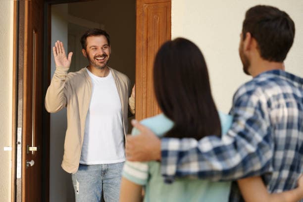Vecinos conversando en la urbanización